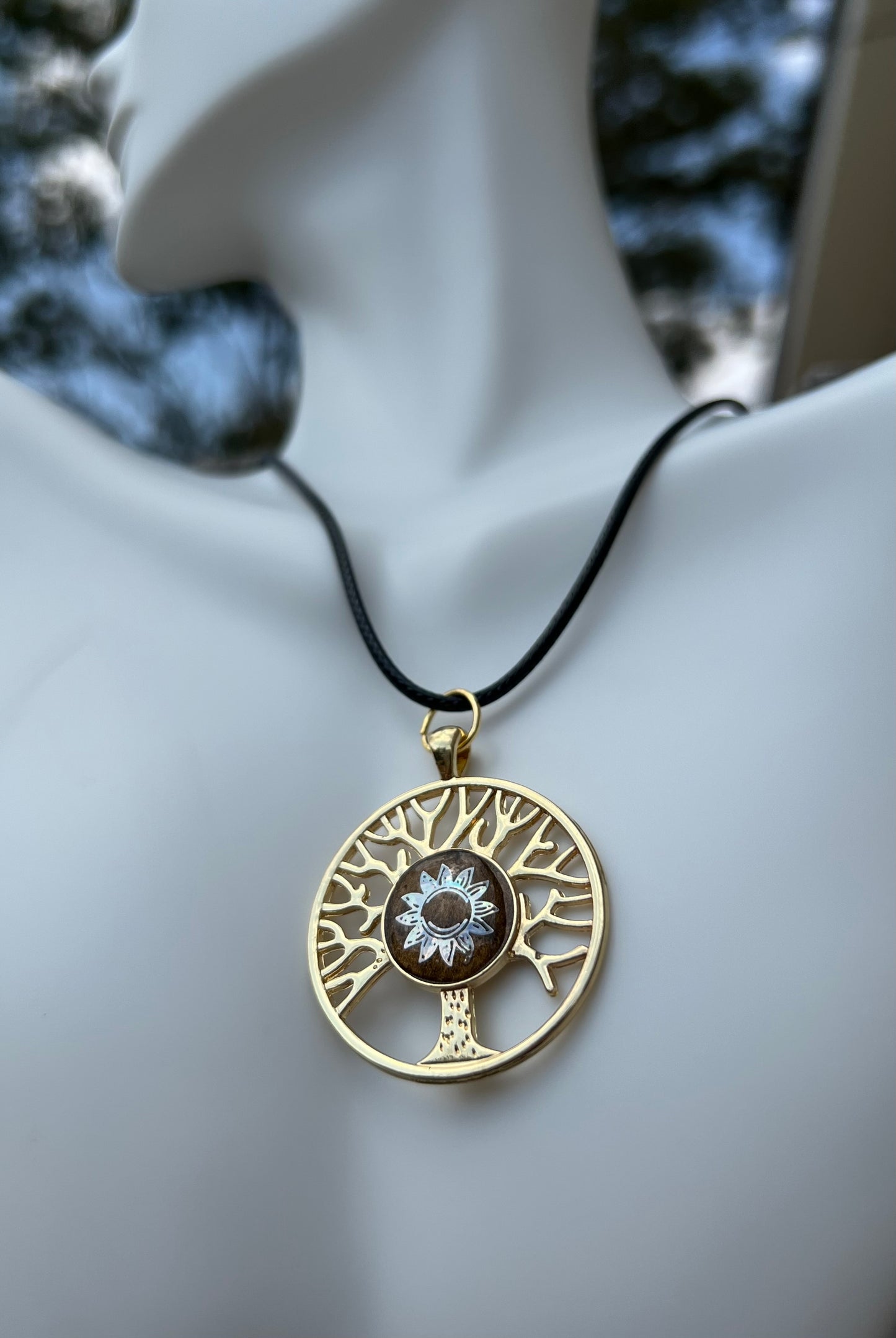 Holographic necklace