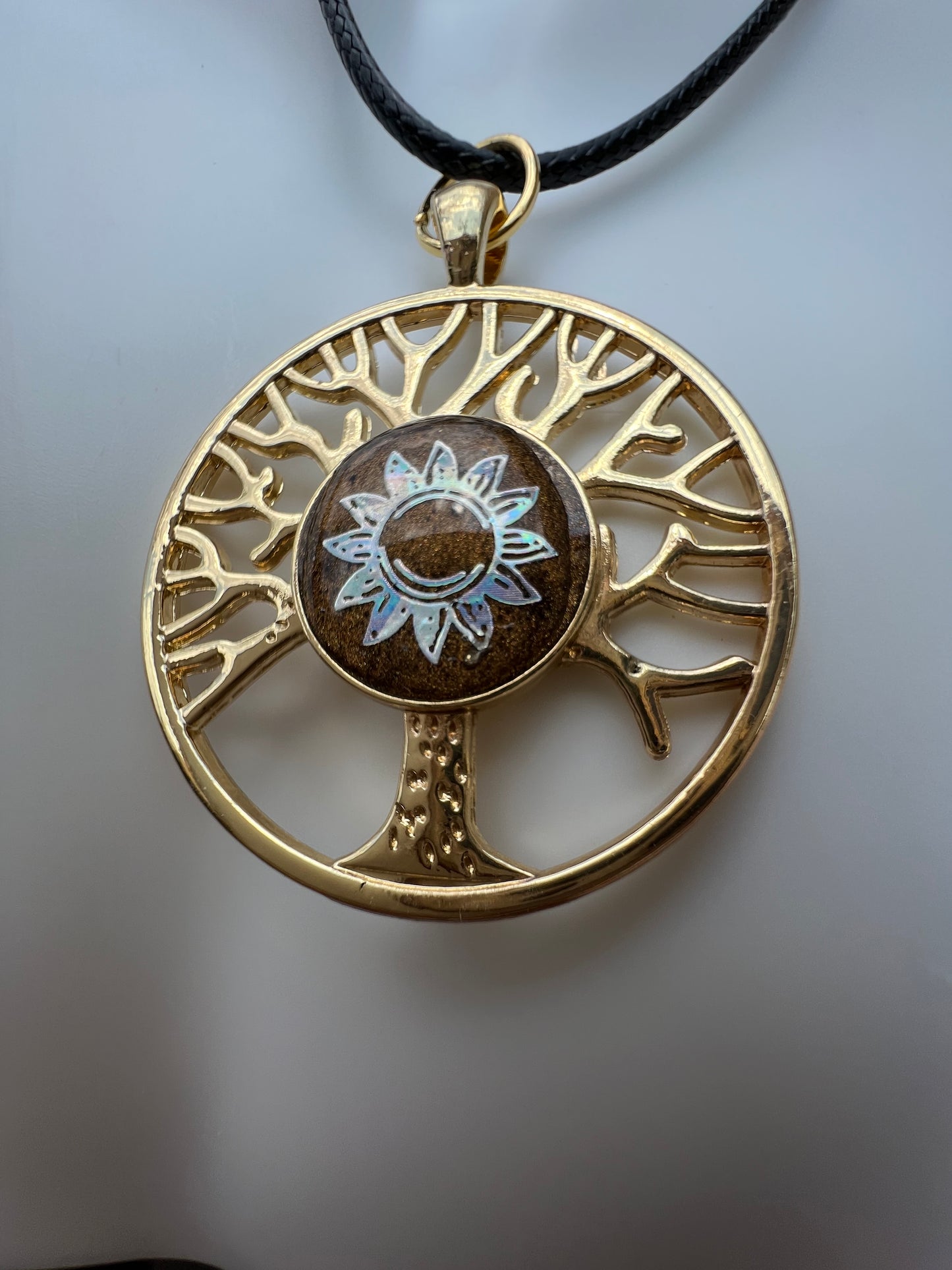 Holographic necklace