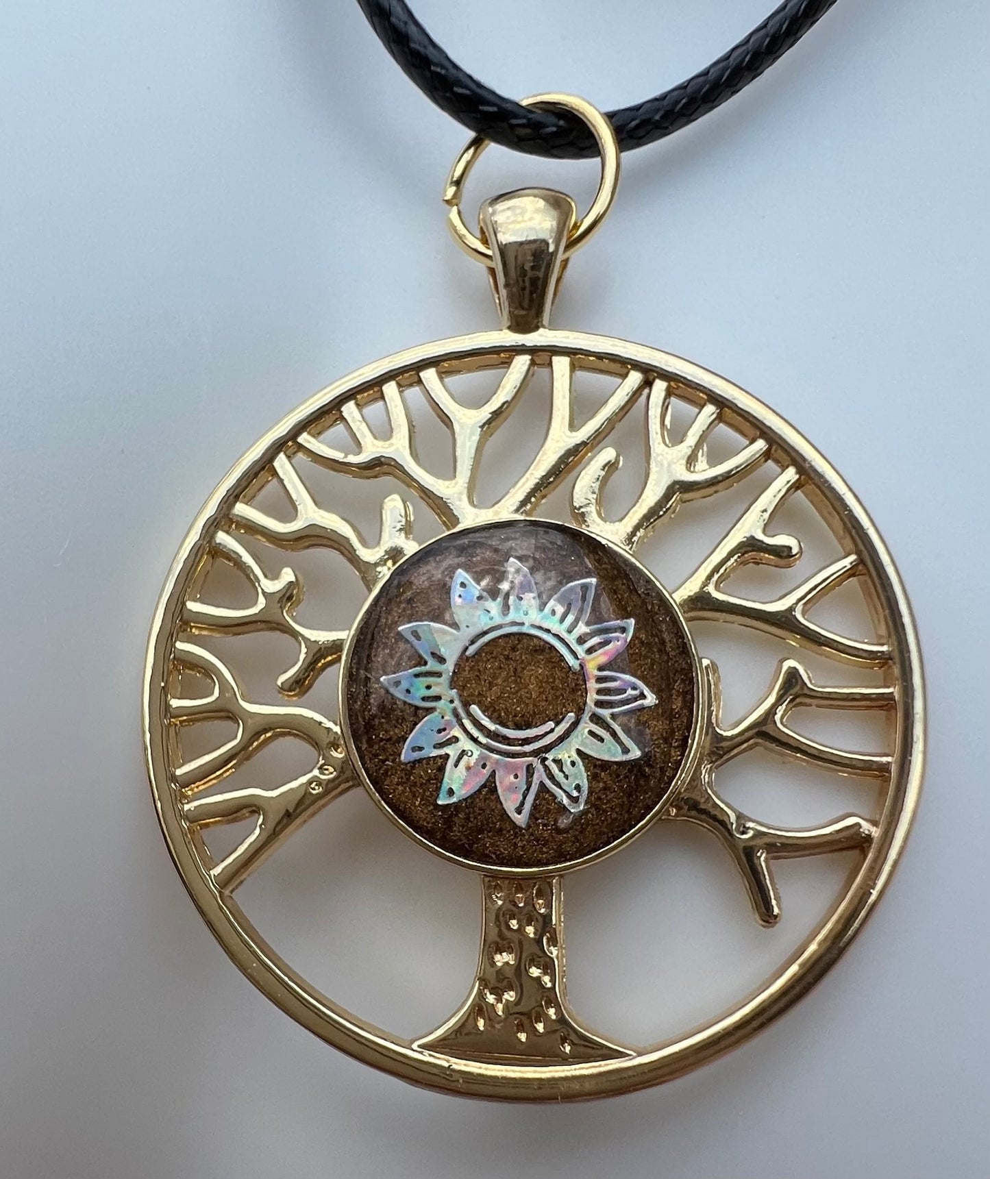 Holographic necklace